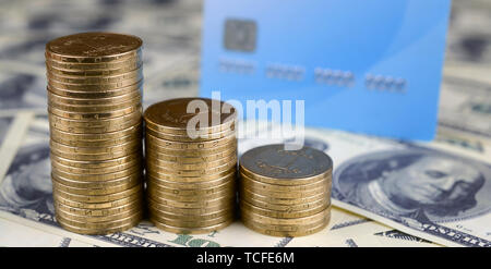 Ukrainische Geld Münzen und blaue Kreditkarte schließen bis auf Haufen Hundert-Euro-Scheine. Währung der Ukraine. Balance zwischen Geld und online Exchange Con Stockfoto