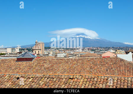 Stadtbild der sizilianischen Catania in Italien aus dem Dach eines Gebäudes im historischen Zentrum. Im Hintergrund gibt es berühmte Vulkan Ätna mit Blick auf die wunderschöne Stadt. Stockfoto