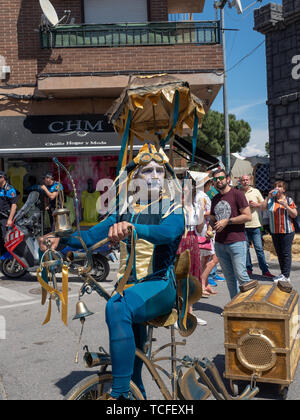 Mai 01, 2019 El Alamo, Guadalajara, Spanien, mittelalterlicher Markt. Die Bewohner der Stadt von El Alamo tarnen und im str durchführen Stockfoto