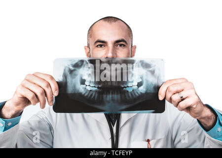 Lustige Portrait von einem Zahnarzt Arzt mit einem Panoramablick auf das Röntgen in seiner Hand. Stockfoto