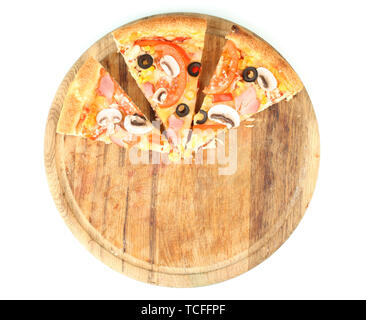 Drei Scheiben Pizza close-up auf Weiß isoliert Stockfoto