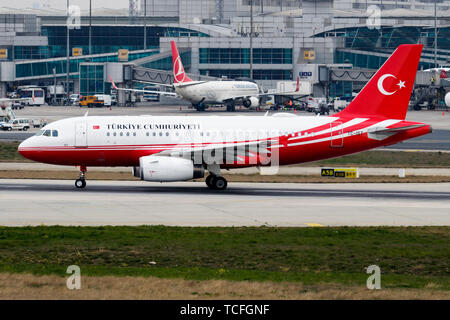 ISTANBUL/TÜRKEI - VOM 27. MÄRZ 2019: Türkische Regierung Regierung Flugzeug Airbus A319 TC-IST-Abflug am Flughafen Istanbul Atatürk Stockfoto