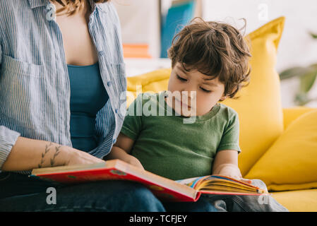 Anzeigen von Mutter und Sohn lesen Buch zusammen 7/8 Stockfoto