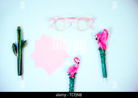 Blau-rosa Brille mit klaren Gläsern Stockfoto