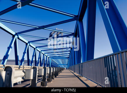 Die moderne Brücke Bau und auf der Straße über die Brücke gehen Stockfoto