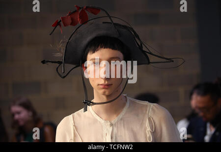 Modelle auf dem Laufsteg während der 2019 Royal College für Kunst Graduate Fashion Show, an der Cork Street Galerien, London statt. Stockfoto