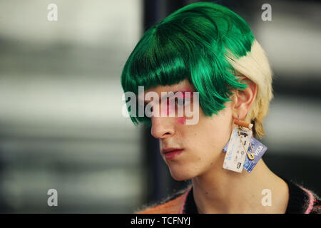 Modelle auf dem Laufsteg während der 2019 Royal College für Kunst Graduate Fashion Show, an der Cork Street Galerien, London statt. Stockfoto