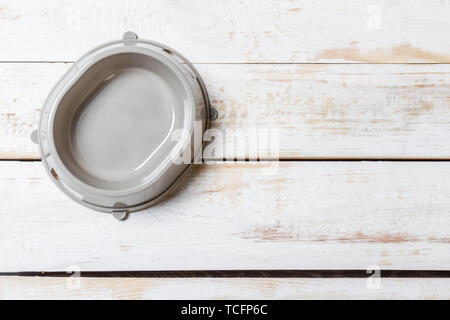 Pet-Schale auf einem grauen Holztisch Stockfoto