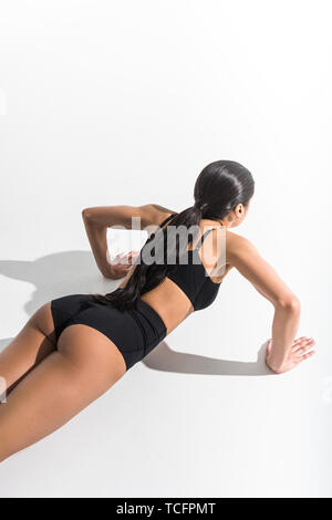 Ansicht von oben der athletischen African American Girl tun Push-ups auf Weiß Stockfoto