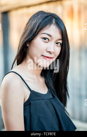 Eine schöne Thai Girl posiert an der berühmten touristischen Sehenswürdigkeiten Pae Gate, Chiang Mai, Thailand. Stockfoto