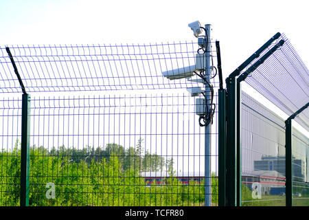 Geschützter Bereich. Überwachungskameras, die für die Überwachung. CCTV-Aufnahmen von in unserem Eigentum. Zaun Stockfoto