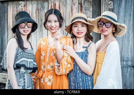 Eine Gruppe von jungen asiatischen Freunde auf Urlaub Sightseeing in Tha Pae Gate Chiang Mai Thailand. Stockfoto