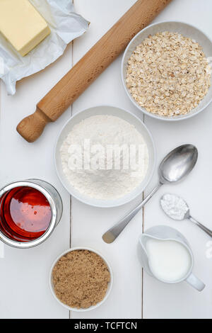 Oat Keks backen Zutaten auf einem weißen Holz- Hintergrund Stockfoto