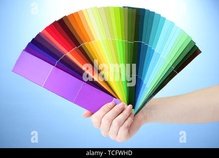 Hand mit hellen Farben auf blauem Hintergrund Stockfoto