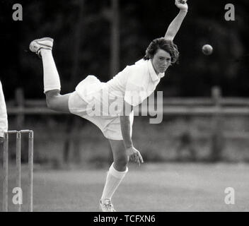 Vom 20. Juli 1990 zwischen England und Irland Kricket der Frauen europäischen Pokalspiel am Kirby Moxloe, Leicestershire. Frauen spielten Kricket in Röcken und Skorts während dieser Zeiten. Foto von Tony Henshaw Stockfoto