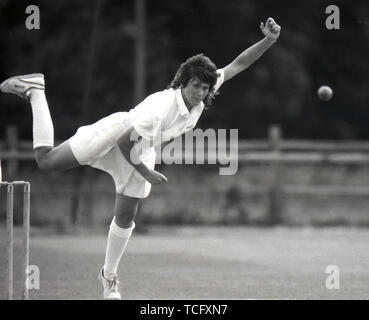 Vom 20. Juli 1990 zwischen England und Irland Kricket der Frauen europäischen Pokalspiel am Kirby Moxloe, Leicestershire. Frauen spielten Kricket in Röcken und Skorts während dieser Zeiten. Foto von Tony Henshaw Stockfoto