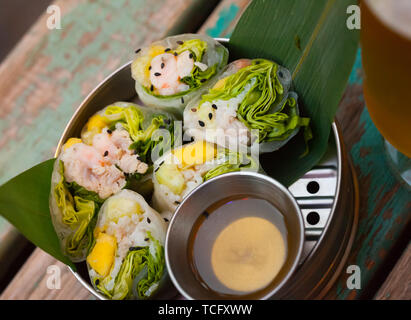 Lecker ceviche Brötchen aus weißen Fisch mit Reis papier im vietnamesischen Stil an Platte Stockfoto