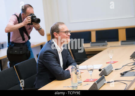 Berlin, Deutschland. 07 Juni, 2019. Michael Müller (SPD), Regierender Bürgermeister von Berlin, der Sitzung des zweiten Untersuchungsausschusses 'BER II' erlebt. Dieses ist, wo er für sein Krisenmanagement auf dem neuen Hauptstadt-Airport zu berücksichtigen hat. Von Juli 2015 bis März 2017 war Müller Vorsitzender des Aufsichtsrates der Flughafen Berlin-Brandenburg. Quelle: Jörg Carstensen/dpa/Alamy leben Nachrichten Stockfoto