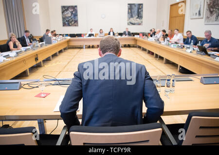 Berlin, Deutschland. 07 Juni, 2019. Michael Müller (SPD), Regierender Bürgermeister von Berlin, der Sitzung des zweiten Untersuchungsausschusses 'BER II' erlebt. Dieses ist, wo er für sein Krisenmanagement auf dem neuen Hauptstadt-Airport zu berücksichtigen hat. Von Juli 2015 bis März 2017 war Müller Vorsitzender des Aufsichtsrates der Flughafen Berlin-Brandenburg. Quelle: Jörg Carstensen/dpa/Alamy leben Nachrichten Stockfoto