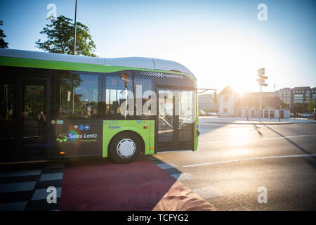 07. Juni 2019, Luxemburg, Luxemburg: Ein Bus fährt durch das Zentrum von Luxemburg gegen die Hintergrundbeleuchtung des abends Sonne. Foto: Arne Immanuel Bänsch/dpa Stockfoto