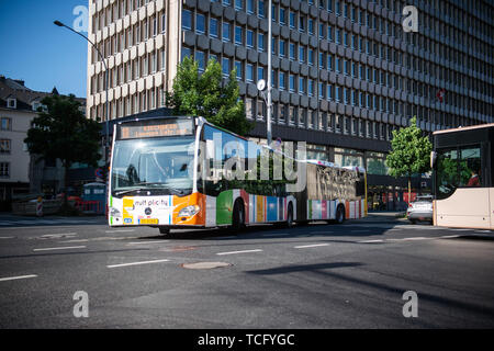 07. Juni 2019, Luxemburg, Luxemburg: Am Morgen, Busse fahren Sie durch das Zentrum der Stadt Luxemburg im hellen Sonnenschein. Foto: Arne Immanuel Bänsch/dpa Stockfoto