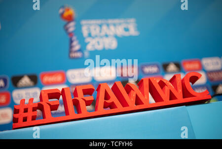 07. Juni 2019, France (Frankreich), Rennes: Fußball, Frauen, Wm: Der Schriftzug '#FIFAWWC' ist auf einem Tisch. Foto: Sebastian Gollnow/dpa - ACHTUNG: Nur für redaktionelle Nutzung in Verbindung mit einer Abdeckung von der Frauen-WM und nur mit vollständiger Nennung der oben genannten Kreditkarte Stockfoto