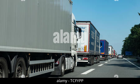Hannover, Deutschland. 07 Juni, 2019. Nutzfahrzeuge sind im Verkehr auf der Autobahn A2 in Richtung Berlin. Credit: Peter Steffen/dpa/Alamy leben Nachrichten