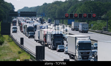 Hannover, Deutschland. 07 Juni, 2019. Fahrzeuge im Stau auf der Autobahn A2 in Richtung Berlin. Credit: Peter Steffen/dpa/Alamy leben Nachrichten Stockfoto