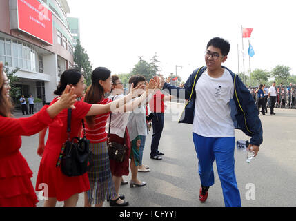 Peking, China. 7. Juni 2019. Lehrer jubeln für ein prüfling an einer Prüfung Veranstaltungsort an der Dayu Middle School in Peking, der Hauptstadt von China, 7. Juni 2019. Chinas nationale College Aufnahmeprüfung, oder Gaokao, begann Freitag in diesem Jahr. Credit: Hou Jiqing/Xinhua/Alamy leben Nachrichten Stockfoto