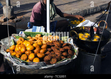 Kolkata, West Bengal, Indien. 9. Mai, 2019. Snacks an einem offenen Bereich auf der Straße während des zweiten Tages der Sicherheit verkauft. Am 7. Juni hat die weltweite Nahrungsmittelsicherheit Tag gefeiert wird, globale Aufmerksamkeit an den Folgen von verschmutztem Wasser und Nahrung auf die Gesundheit zu ziehen. Dieser Tag konzentriert sich auf die Möglichkeit, das Risiko einer Lebensmittelvergiftung zu reduzieren. Credit: Subhajit Naskar/SOPA Images/ZUMA Draht/Alamy leben Nachrichten Stockfoto