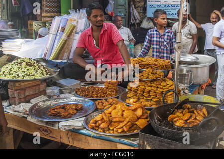 Kolkata, West Bengal, Indien. 9. Mai, 2019. Snacks an einem offenen Bereich auf der Straße während des zweiten Tages der Sicherheit verkauft. Am 7. Juni hat die weltweite Nahrungsmittelsicherheit Tag gefeiert wird, globale Aufmerksamkeit an den Folgen von verschmutztem Wasser und Nahrung auf die Gesundheit zu ziehen. Dieser Tag konzentriert sich auf die Möglichkeit, das Risiko einer Lebensmittelvergiftung zu reduzieren. Credit: Subhajit Naskar/SOPA Images/ZUMA Draht/Alamy leben Nachrichten Stockfoto