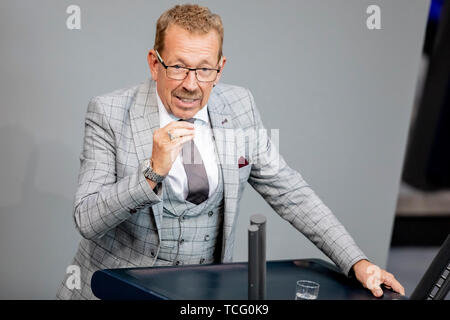 Berlin, Deutschland. 07 Juni, 2019. Karl-Heinz Brunner (SPD), Mitglied des Deutschen Bundestages, spricht im Plenum des Bundestages. Die Tagesordnung umfasst Stimmen in der Asyl- und Aufenthaltsrecht, die Einwanderung von Experten Handeln und das Beschäftigungsförderungsgesetz für ausländische Staatsangehörige. Credit: Christoph Soeder/dpa/Alamy leben Nachrichten Stockfoto