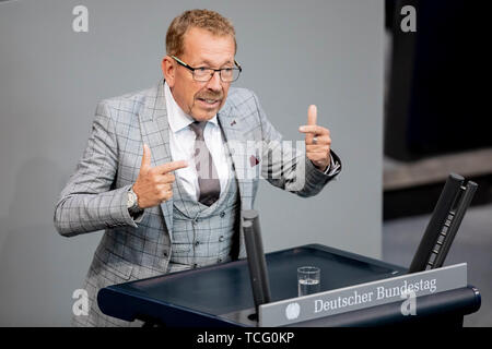 Berlin, Deutschland. 07 Juni, 2019. Karl-Heinz Brunner (SPD), Mitglied des Deutschen Bundestages, spricht im Plenum des Bundestages. Die Tagesordnung umfasst Stimmen in der Asyl- und Aufenthaltsrecht, die Einwanderung von Experten Handeln und das Beschäftigungsförderungsgesetz für ausländische Staatsangehörige. Credit: Christoph Soeder/dpa/Alamy leben Nachrichten Stockfoto