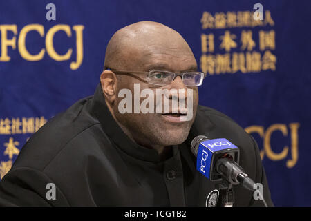 Tokio, Japan. 7. Juni 2019. American pro Fighter und Schauspieler Bob Sapp spricht während einer Pressekonferenz an der ausländischen Korrespondenten "Club für Japan in der Innenstadt von Tokio. Sapp, der auch ein ehemaliger amerikanischer NFL player, WWE Wrestler Professional und Weltmeister Kick Boxer besucht der Verein seine Meinungen über die japanische TV-Industrie als Ausländer Berühmtheit in Japan zu teilen. Als Schauspieler war er in mehreren Filmen, darunter "Conan der Barbar" und mit Adam Sandler in "Kredit die längste Yard': Rodrigo Reyes Marin/ZUMA Draht/Alamy leben Nachrichten Stockfoto