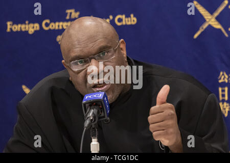 Tokio, Japan. 7. Juni 2019. American pro Fighter und Schauspieler Bob Sapp spricht während einer Pressekonferenz an der ausländischen Korrespondenten "Club für Japan in der Innenstadt von Tokio. Sapp, der auch ein ehemaliger amerikanischer NFL player, WWE Wrestler Professional und Weltmeister Kick Boxer besucht der Verein seine Meinungen über die japanische TV-Industrie als Ausländer Berühmtheit in Japan zu teilen. Als Schauspieler war er in mehreren Filmen, darunter "Conan der Barbar" und mit Adam Sandler in "Kredit die längste Yard': Rodrigo Reyes Marin/ZUMA Draht/Alamy leben Nachrichten Stockfoto