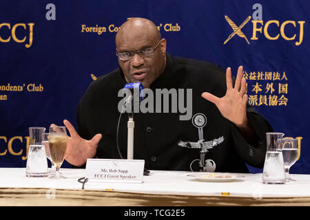 Tokio, Japan. 07 Juni, 2019. American pro Fighter und Schauspieler Bob Sapp spricht während einer Pressekonferenz an der ausländischen Korrespondenten "Club für Japan. Sapp, der auch ein ehemaliger amerikanischer NFL player, WWE Wrestler Professional und Weltmeister Kick Boxer besucht der Verein seine Meinungen über die japanische TV-Industrie als Ausländer Berühmtheit in Japan zu teilen. Als Schauspieler war er in mehreren Filmen, darunter "Conan der Barbar" und mit Adam Sandler in "The Longest Yard". Credit: Rodrigo Reyes Marin/LBA/Alamy leben Nachrichten Stockfoto