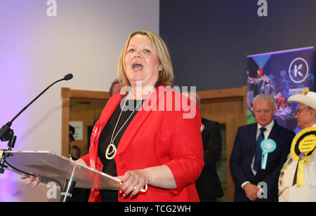 Peterborough, Großbritannien. 07 Juni, 2019. Lisa Forbes (Labour Party Kandidat) hat das neue Mitglied des Parlaments geworden für Peterborough, schlug Mike Greene (Brexit Kandidat, hinter) auf den zweiten Platz und Paul Bristow (Konservative Partei Kandidat) wurde Dritter. Die nachwahl wurde in Peterborough, die heute nach Entehrten MP Fiona Onasanya wurde von ihrem Posten als Peterborough MP bei über 19.000 einen Rückruf Petition unterschrieben entfernt, nach ihrem Auftritt vor Gericht über eine Beschleunigenkarte, und ihr Zauber im Gefängnis. Peterborough Nachwahl, Peterborough, Cambridgeshire, Großbritannien am 7. Juni 2019. Credit: Paul Mar Stockfoto