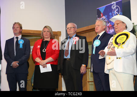 Peterborough, Großbritannien. 07 Juni, 2019. Kandidaten auf die Ergebnisse warten, bevor Lisa Forbes (Labour Party Kandidat) hat als neues Mitglied des Parlaments für Peterborough, schlug Mike Greene (Brexit Kandidat, 2. rechts) auf den zweiten Platz und Paul Bristow (Konservative Partei Kandidat, links) wurde Dritter. Die nachwahl wurde in Peterborough, die heute nach Entehrten MP Fiona Onasanya wurde von ihrem Posten als Peterborough MP bei über 19.000 einen Rückruf Petition unterschrieben entfernt, nach ihrem Auftritt vor Gericht über eine Beschleunigenkarte, und ihr Zauber im Gefängnis. Peterborough Nachwahl, Peterborough, Camb Stockfoto