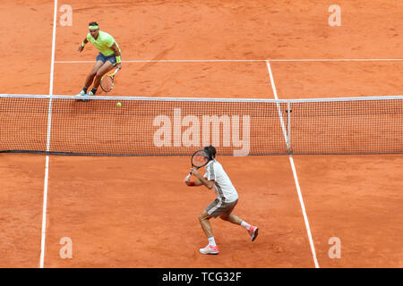 Paris, Frankreich. 07 Juni, 2019. Rafael Nadal aus Spanien und Roger Federer von der Schweiz während der Männer singles Halbfinale der French Open Tennis Turnier am Roland Garros in Paris am 7. Juni 2019. Quelle: Lba Co.Ltd./Alamy leben Nachrichten Stockfoto