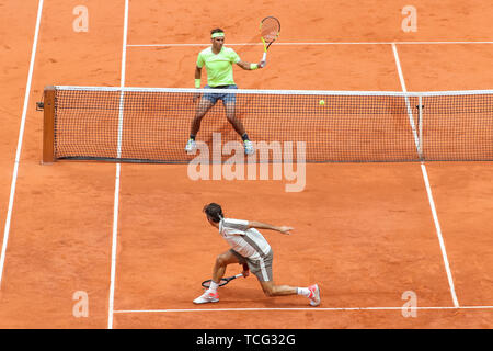 Paris, Frankreich. 07 Juni, 2019. Rafael Nadal aus Spanien und Roger Federer von der Schweiz während der Männer singles Halbfinale der French Open Tennis Turnier am Roland Garros in Paris am 7. Juni 2019. Quelle: Lba Co.Ltd./Alamy leben Nachrichten Stockfoto