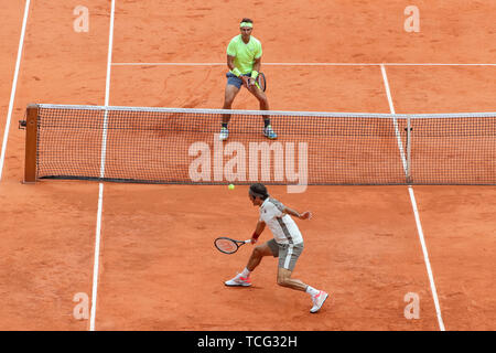 Paris, Frankreich. 07 Juni, 2019. Rafael Nadal aus Spanien und Roger Federer von der Schweiz während der Männer singles Halbfinale der French Open Tennis Turnier am Roland Garros in Paris am 7. Juni 2019. Quelle: Lba Co.Ltd./Alamy leben Nachrichten Stockfoto