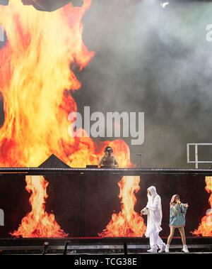 Nürnberg, Deutschland. 07 Juni, 2019. Yolandi Visser (r) und Watkin Tudor Jones alias Ninja, Sänger der Südafrikanischen rap rave Band 'Die Antwoord" sind auf der Bühne des Open Air Festival "Rock im Park". Die Musik Festival läuft noch bis zum 9. Juni 2019. Credit: Daniel Karmann/dpa/Alamy leben Nachrichten Stockfoto