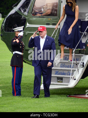 Washington DC, USA. 7. Juni 2019. Präsidenten der Vereinigten Staaten Donald J. Trumpf begrüßt die Marine Guard, wie Er und die erste Dame Melania Trump zurück zum South Lawn des Weißen Hauses in Washington, DC von ihren europäischen Reise am Freitag, Juni 7, 2019 Quelle: Ron Sachs/CNP/ZUMA Draht/Alamy leben Nachrichten Stockfoto