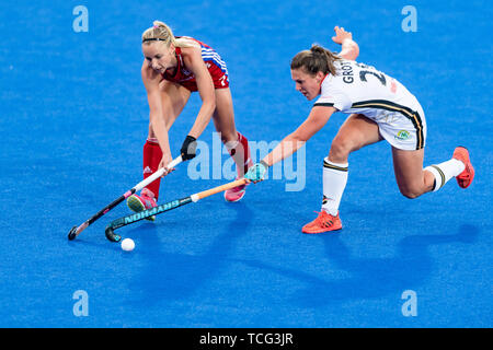 London, Großbritannien. 07 Jun, 2019. Alan Forsyth von Surbiton (GBR) (links) und Rebecca Grote (GER) (rechts) während FIH-Pro League Match zwischen England vs Deutschland (Männer) an Lea Valley Hockey und Tennis Center am Freitag, Juni 07, 2019 in London, England. (Nur redaktionelle Nutzung, eine Lizenz für die gewerbliche Nutzung erforderlich. Keine Verwendung in Wetten, Spiele oder einer einzelnen Verein/Liga/player Publikationen. Credit: Taka Wu/Alamy leben Nachrichten Stockfoto