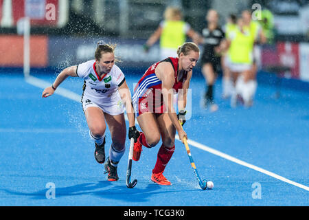 London, Großbritannien. 07 Jun, 2019. Sarah Robertson (GBR) (rechts) und Nike Lorenz (GER) (links) Während FIH-Pro League Match zwischen England vs Deutschland (Männer) an Lea Valley Hockey und Tennis Center am Freitag, Juni 07, 2019 in London, England. (Nur redaktionelle Nutzung, eine Lizenz für die gewerbliche Nutzung erforderlich. Keine Verwendung in Wetten, Spiele oder einer einzelnen Verein/Liga/player Publikationen. Credit: Taka Wu/Alamy leben Nachrichten Stockfoto