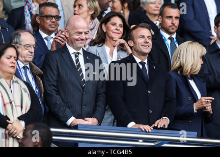 Paris, Frankreich. 7. Juni 2019. Der französische Präsident Emmanuel Längestrich (2. R) und FIFA-Präsident Gianni Infantino (3. L) die Eröffnungsfeier der 2019 FIFA Frauenfussball-WM in Paris, Frankreich, 7. Juni 2019 teil. Credit: Shan Yuqi/Xinhua/Alamy leben Nachrichten Stockfoto