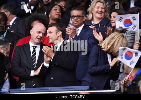 Paris, Frankreich. 7. Juni 2019. FIFA-Präsident Gianni Infantino (L) Gespräche mit dem französischen Präsidenten Emmanuel Längestrich während der Eröffnungsfeier der 2019 FIFA Frauenfussball-WM in Paris, Frankreich, 7. Juni 2019. Credit: Chen Yichen/Xinhua/Alamy leben Nachrichten Stockfoto