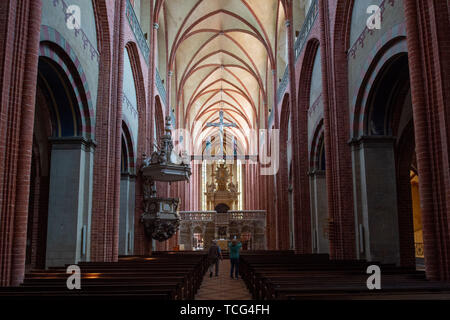 Hansestadt Havelberg, Deutschland. 06 Juni, 2019. Das hauptschiff der Kathedrale Sankt Marien zu Havelberg. Der Dom, ursprünglich im romanischen Stil erbaut, stammt aus 1150. Auch das Kloster, das Kloster gehört, sagte in der zweiten Hälfte des 12. Jahrhunderts errichtet worden zu sein. Credit: Klaus-Dietmar Gabbert/dpa-Zentralbild/ZB/dpa/Alamy leben Nachrichten Stockfoto