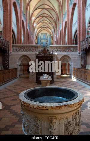 Hansestadt Havelberg, Deutschland. 06 Juni, 2019. Das taufbecken hinter der Lettner von St. Mary's Kathedrale in Havelberg. Der Dom, ursprünglich im romanischen Stil erbaut, stammt aus 1150. Auch das Kloster, das Kloster gehört, sagte in der zweiten Hälfte des 12. Jahrhunderts errichtet worden zu sein. Credit: Klaus-Dietmar Gabbert/dpa-Zentralbild/ZB/dpa/Alamy leben Nachrichten Stockfoto