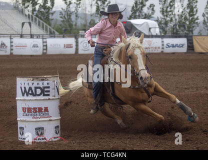 Heber City, Utah, USA. 7. Juni 2019. Eine junge Frau konkurriert im Barrel Racing Event an der Utah High School Rodeo Association Finale in Heber City Utah, 7. Juni 2019. Studierende aus der ganzen Staat Utah versammelt in Barrel Racing zu konkurrieren, Pole Bending, Ziege Binden, Breakaway Roping, Kuh, Stier reiten, Reiten ohne Sattel, Sattel bronc Reiten, Binden, Abseilen, Steer Wrestling und Team Roping. Credit: Natalie Behring/ZUMA Draht/Alamy leben Nachrichten Stockfoto